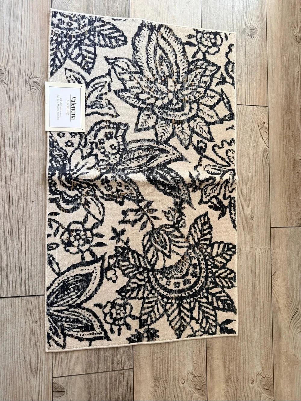 Valentina collection floral accent rug. 20”x34”. New with Tags